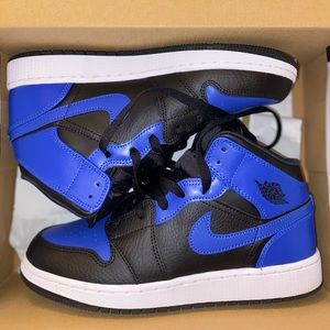 Nike Air Jordan 1 Mid (GS) size 6.5 Y, worn twice